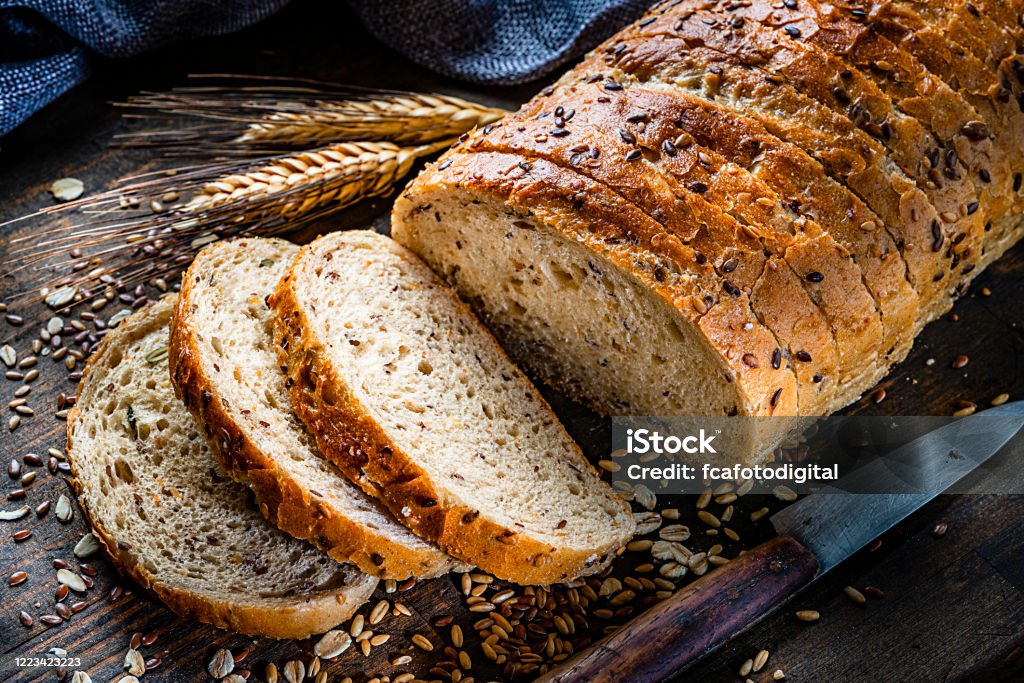 Pan en rodajas de grano entero y semillas - Foto de stock de Pan - Comida básica libre de derechos