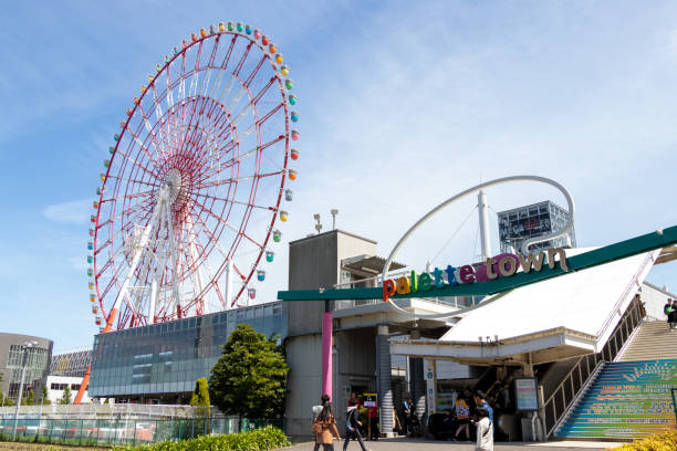 palette town shopping complex con ruota panoramica gigante che si trova nell'isola di odaiba, tokyo - ferris wheel foto e immagini stock