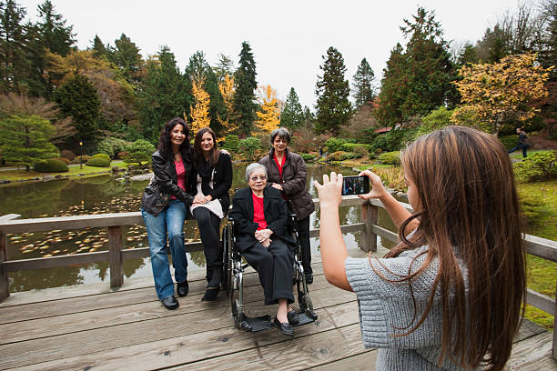 garota fotografando de família de várias gerações - great granddaughter - fotografias e filmes do acervo