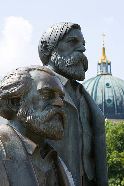 statue von karl marx und friedrich engels -, berlin, deutschland - friedrich engels stock-fotos und bilder