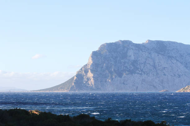 青い海を見下ろす山と楽園の風景ビュー - 地中海イタリアのスクラブ次の野生の自然の海 - サルデーニャ島 - 休暇のコンセプトとワンダーラスト - 地平線に焦点を当てる - ライトフィルタ - rock overhang ストックフォトと画像