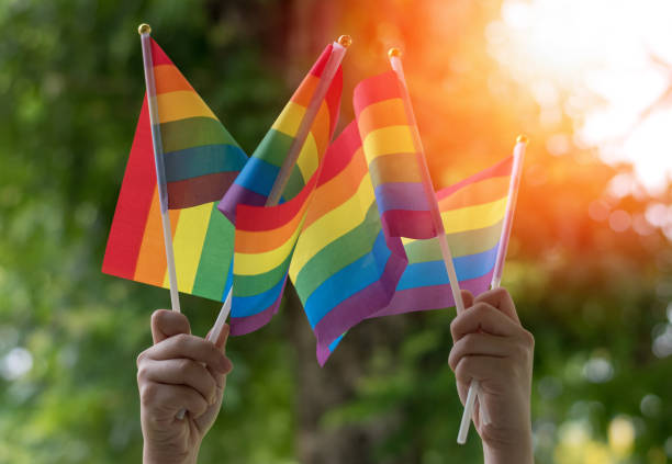lgbt, trots, regenboogvlag als symbool van lesbische, homoseksuele, biseksuele, transgender en queer trots en lgbtq sociale bewegingen in juni maand - queer flag stockfoto's en -beelden