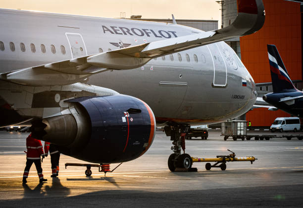 avion à l’aéroport international - aeroflot photos et images de collection