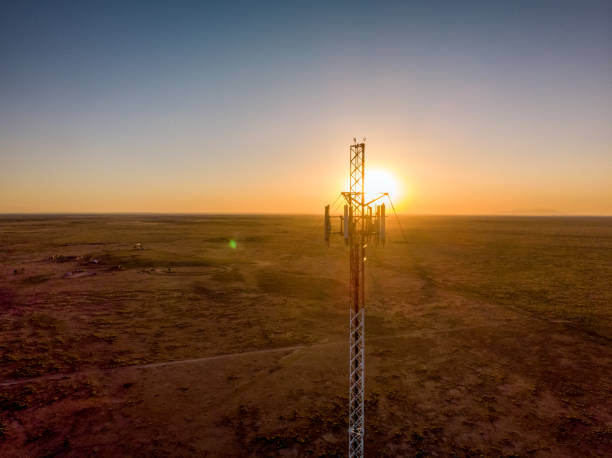 5g cell tower at sunset: torre di comunicazione cellulare per la trasmissione di dati di telefoni cellulari e video - television aerial immagine foto e immagini stock