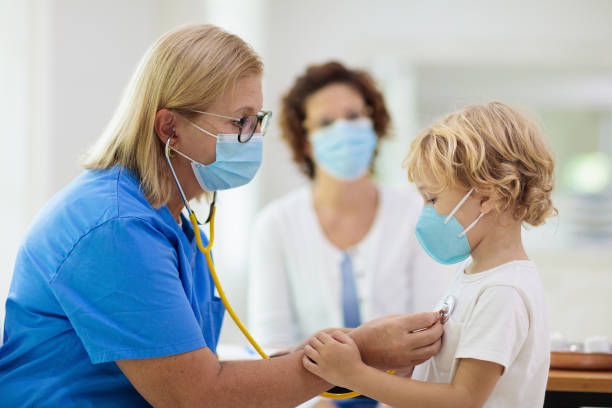 醫生檢查口罩中的患病兒童 - 醫學測試 圖片 個照片及圖片檔