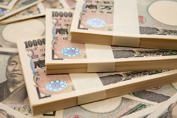 wad of money - japanischer yenschein stock-fotos und bilder