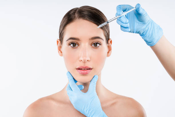 clínica de cirugía plástica. hermosa mujer se inyecta en su cara. - attractive female human collagen syringe injecting fotografías e imágenes de stock