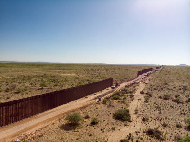 una vista aérea del muro fronterizo internacional con porciones todavía en construcción - desierto chihuahua fotografías e imágenes de stock