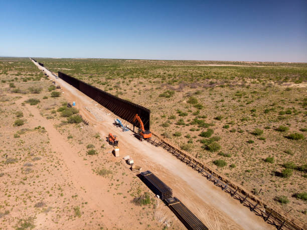 vista aérea del lugar de trabajo donde se está construyendo el muro fronterizo internacional - desierto chihuahua fotografías e imágenes de stock