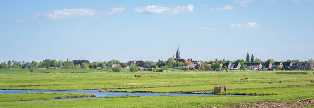 panorama der grünen holländischen polderlandschaft - town village panoramic green stock-fotos und bilder