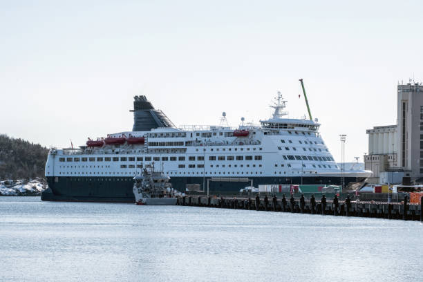 港に停泊するクルーズ船 - moored ストックフォトと画像