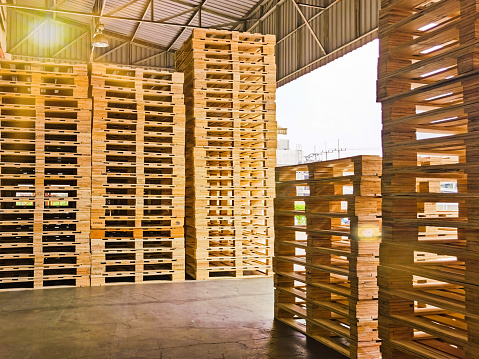Palets de madera se apilan en el almacén de carga de carga para el transporte y la logística industrial photo