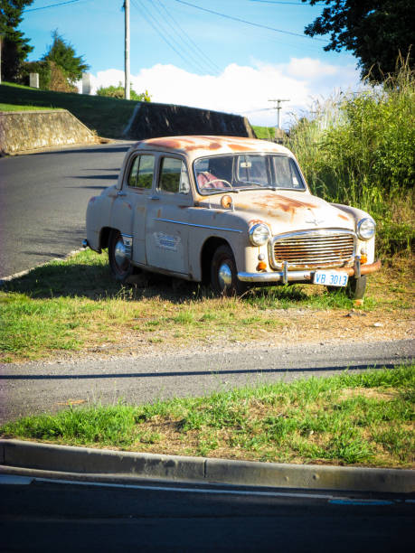 un cartello per un negozio di restauro di auto locale utilizzando un'auto antica arrugginito - license plate metal rusty old foto e immagini stock