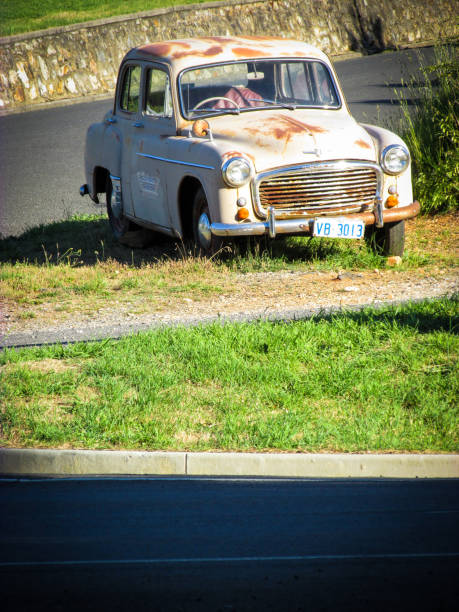 un cartello per un negozio di restauro di auto locale utilizzando un'auto antica arrugginito - license plate metal rusty old foto e immagini stock