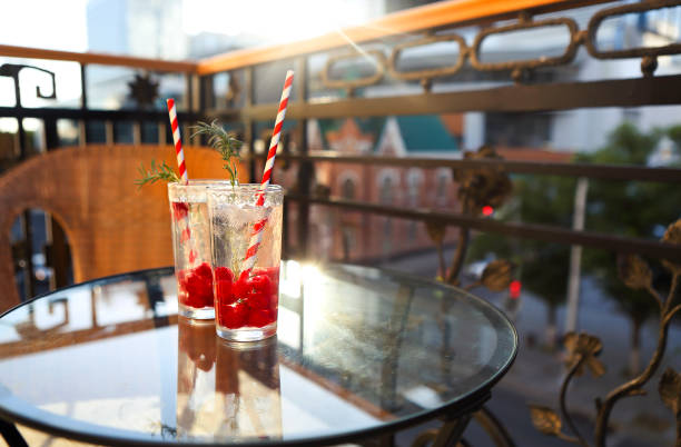 limonada refrescante de verano con frambuesa en un balcón de terraza - raspberry soda fotografías e imágenes de stock