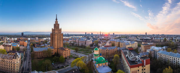 zachód słońca nad przedmieściami latgales w rydze, łotwa - daugava river zdjęcia i obrazy z banku zdjęć