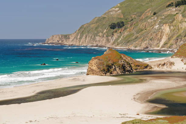 oceano pacífico, montanhas e praia de areia. big sur, um destino turístico popular. costa da califórnia - route 1 pacific ocean beach cliff - fotografias e filmes do acervo