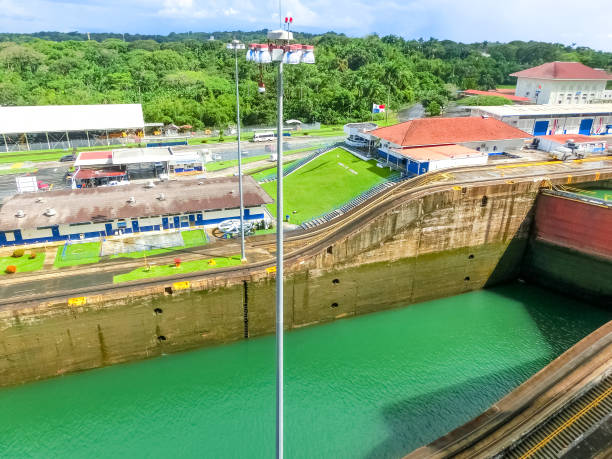 blick auf den panamakanal vom kreuzfahrtschiff - gatun stock-fotos und bilder