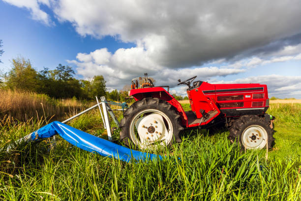 tractor in farm - agricultural machinery retro revival summer farm imagens e fotografias de stock