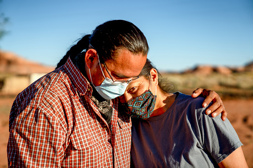 Un marido navajo consuela a su esposa debido a los empleos e ingresos perdidos, Covid19 cierre photo