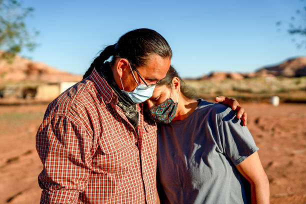 나바호 족의 남편은 잃어버린 일자리와 소득 때문에 아내를 위로하고, covid19 셧다운 - navajo reservation 뉴스 사진 이미지