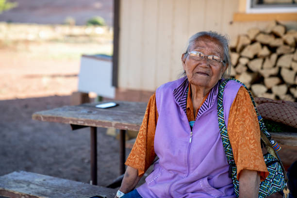 uśmiechnięty matriarch rodziny navajo w jej domu na rezerwacji w arizonie, monument valley - navajo american culture indigenous culture women zdjęcia i obrazy z banku zdjęć
