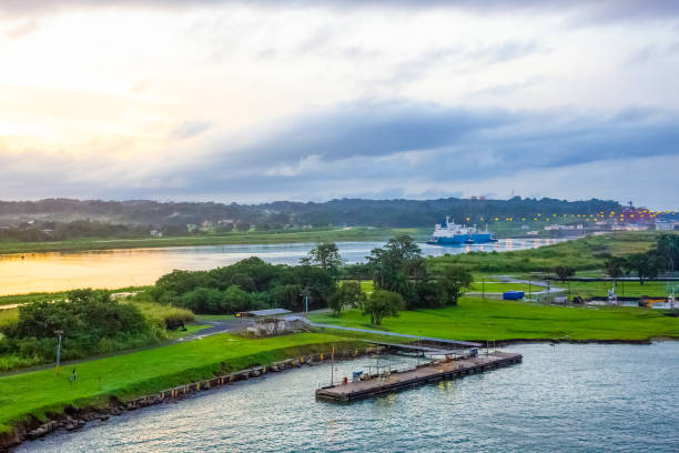 blick auf den panamakanal vom kreuzfahrtschiff - gatun stock-fotos und bilder