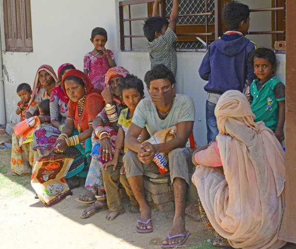 índia: trabalhador anganwadi distribui trigo para pessoas pobres - india slum poverty family - fotografias e filmes do acervo