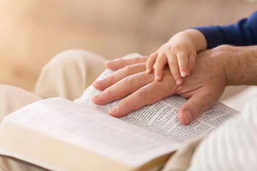 Abuelo leyendo a Niño Niño de la Biblia photo