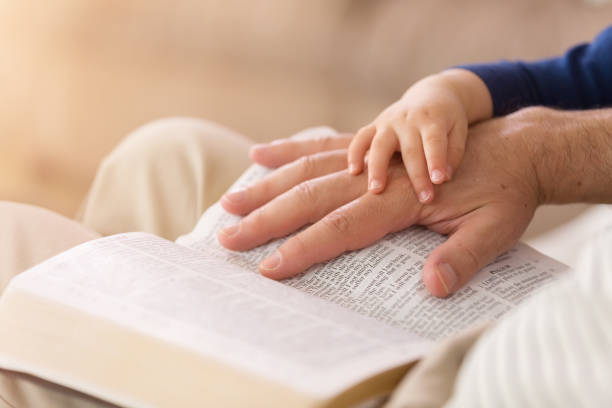 lecture de grand-père au bébé garçon de la bible - multi generation family adoption family human hand photos et images de collection