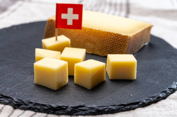 blocco di gruyere di formaggio stagionato medio-duro svizzero utilizzato per la cottura al forno, quiche, fonduta, panini - swiss cheese foto e immagini stock