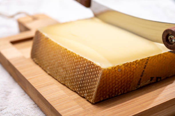 блок швейцарского средне-жесткого созревенного сыра gruyere используется для выпечки, киш, фондю, бутерброды - fondue swiss culture winter cheese стоковые фото и изображения