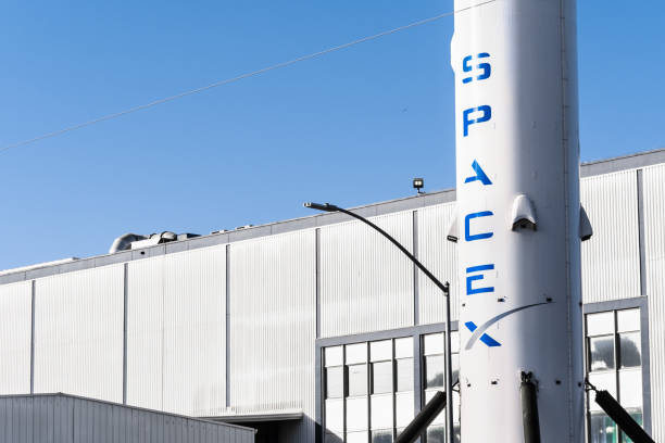 SpaceX headquarters in Hawthorne, California Dec 8, 2019 Hawthorne / Los Angeles / CA / USA - SpaceX (Space Exploration Technologies Corp.) headquarters; Falcon 9 rocket displayed in the front; SpaceX is a private American aerospace manufacturer elon musk stock pictures, royalty-free photos & images