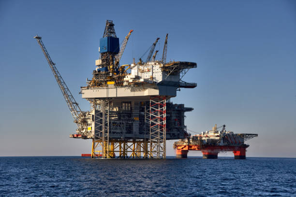 morska instalacja naftowa i gazowa. - derrick crane drilling rig well sky zdjęcia i obrazy z banku zdjęć
