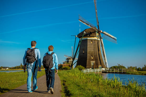 네덜란드에서의 하이킹 - tranquil scene windmill netherlands dutch culture 뉴스 사진 이미지