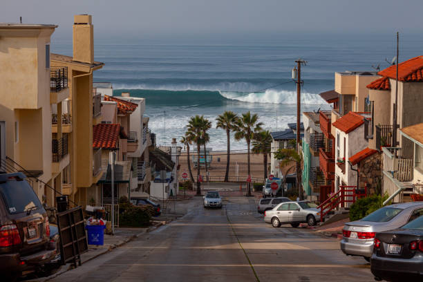 Duży styczniowy zimowy surf pęcznienie z dużymi falami na plaży El Porto, części Manhattan Beach w Hrabstwie Los Angeles w Kalifornii – zdjęcie