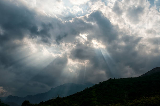 zachód słońca niebo z promieniami światła, przez chmury - heaven light day god zdjęcia i obrazy z banku zdjęć