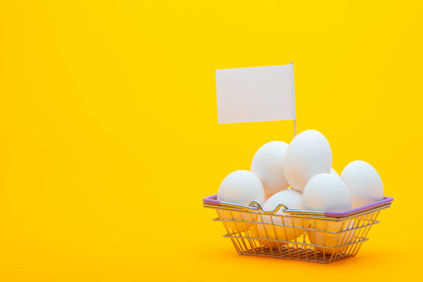 cestino della spesa in metallo con uova, un cartellino del prezzo è bloccato - animal egg eggs food giving foto e immagini stock