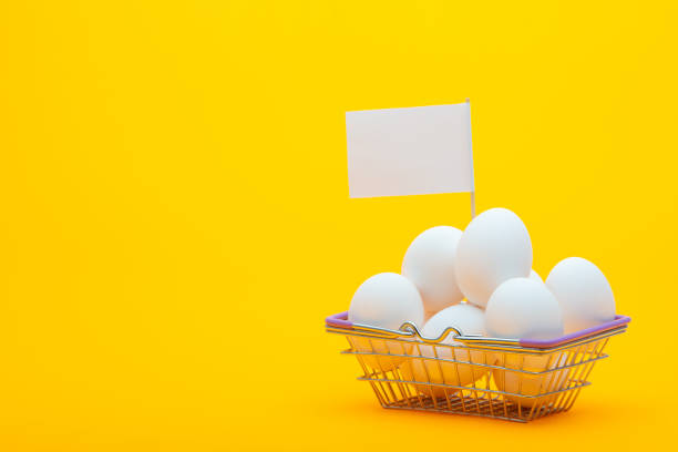 металлическая продуктовая корзина с яйцами, ценник застрял - animal egg eggs food giving стоковые фото и изображения