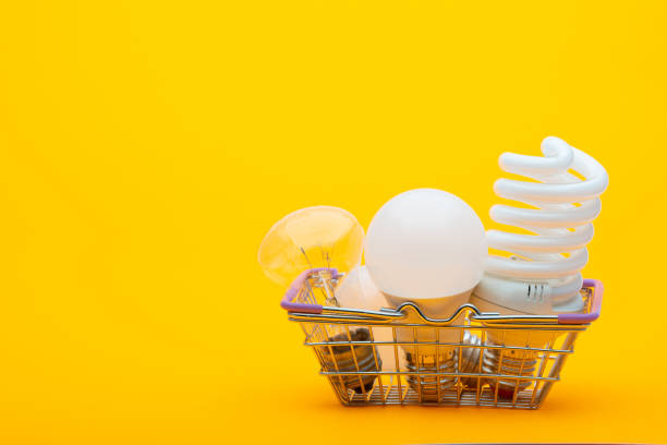 na cesta de supermercado há diferentes tipos de lâmpadas - incandescentes, economia de energia e led - loja de material elétrico - fotografias e filmes do acervo