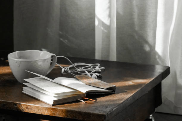 xícara de chá na mesa vintage - foto de estoque - coffee pot audio - fotografias e filmes do acervo