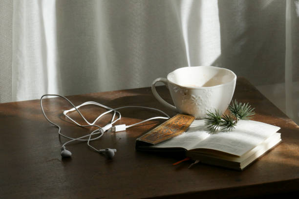 чайная чашка на винтажном столе - фото с запасом - coffee pot audio стоковые фото и изображения