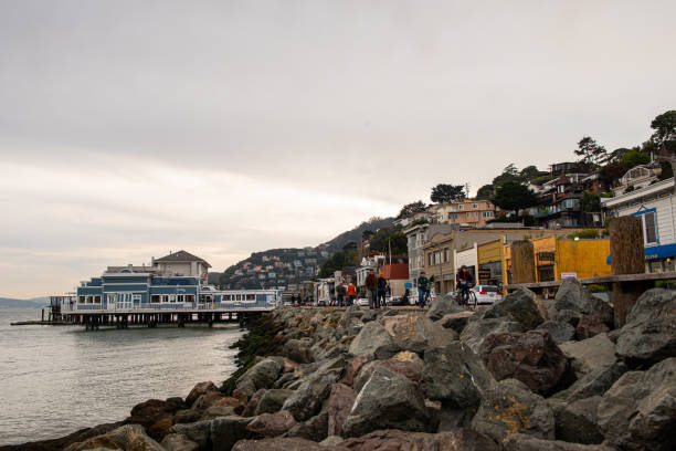 sausalito, panorama californien des maisons riveraines sur la baie de san francisco - sausalito photos et images de collection