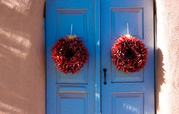 estilo santa fe: dos ristra/wreaths rojos en puertas azules - ristra fotografías e imágenes de stock
