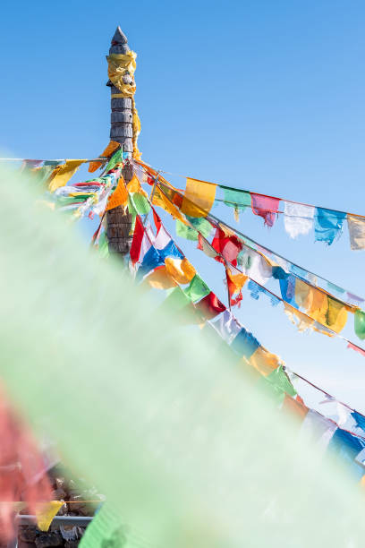 Prayer flags and stupa at the peak of Shika Snow Mountain or Blue Moon Valley, landmark and popular for tourists attractions in Zhongdian city (Shangri-La). Yunnan, China. Asia travel concept banderas de oración y estupa en el pico de la montaña de nieve de shika o valle de la luna azul, punto de referencia y popular para las atracciones turísticas en la ciudad de zhongdian (shangri-la). yunnan, china. concepto de viaje en asia