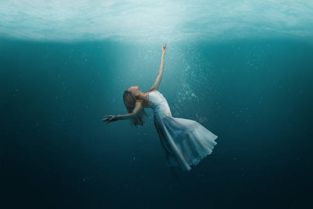 bailarín bajo el agua en un estado de levitación pacífica - mala de la sirenita fotografías e imágenes de stock