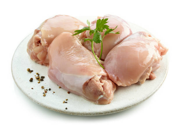 свежее сырое без кожи без костей мясо куриной ветчины - skinless стоковые фото и изображения