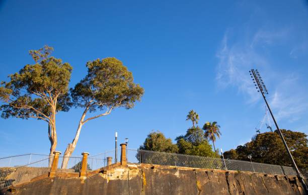 facad de un edificio histórico en el rocks sydney nsw australia en un día soleado cielo azul - sydney australia the rocks australia architectural styles fotografías e imágenes de stock