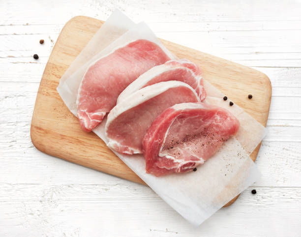 frisches rohes schweinefleisch - schnitzel cutlet meat isolated on white stock-fotos und bilder