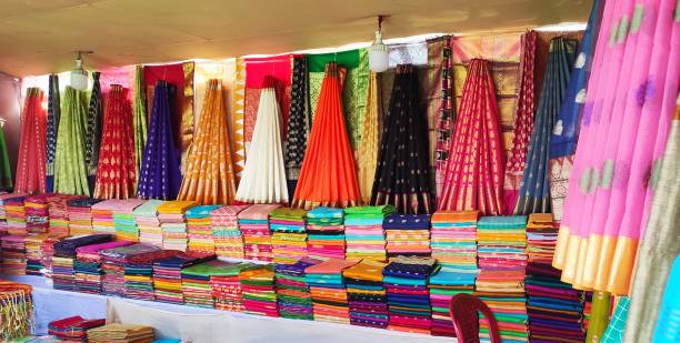 인도 사레스의 다른 유형 - scarf market clothing fashion 뉴스 사진 이미지